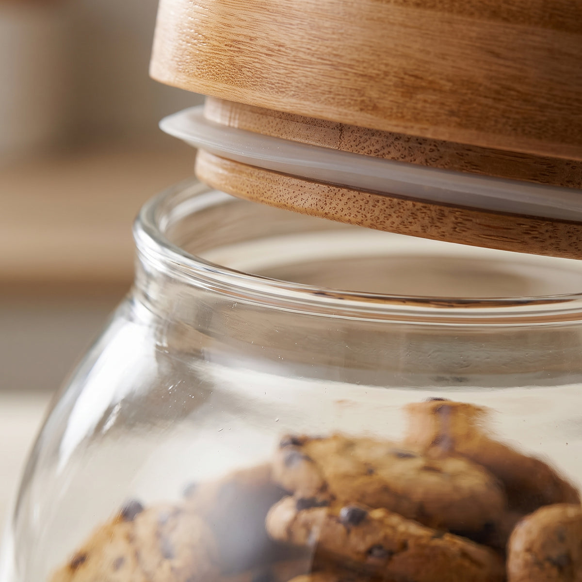 Close-up of the bamboo lid and silicone seal on the jar rim